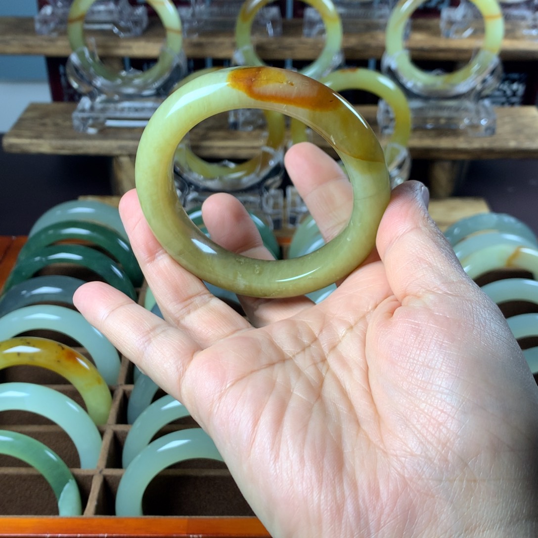 蛇纹石玉未镶嵌手镯