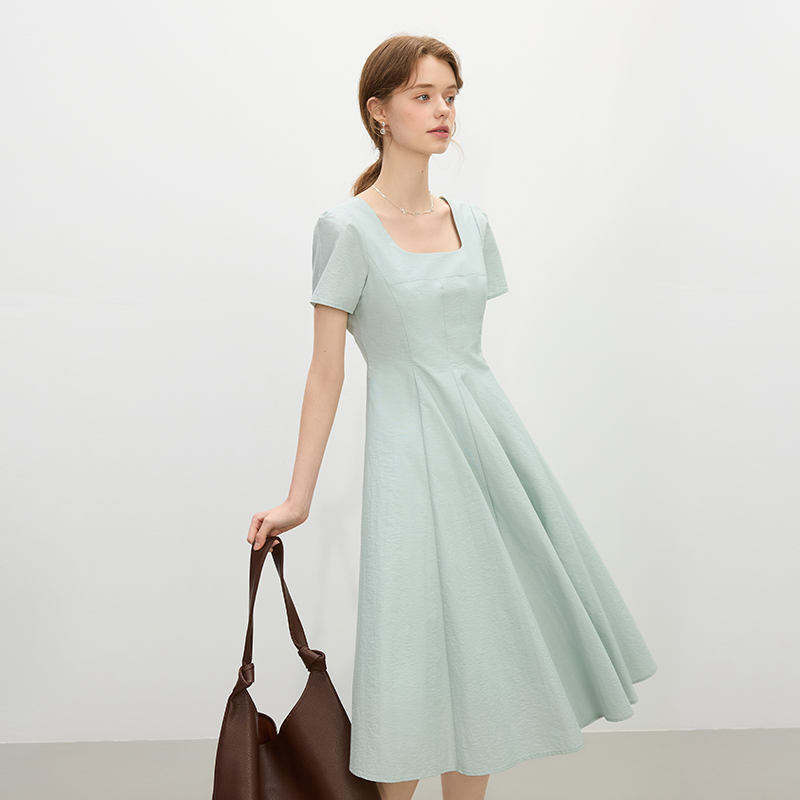 范思蓝恩温柔气质夏季2025新款收腰短袖方领A字连衣裙25FS12104-
