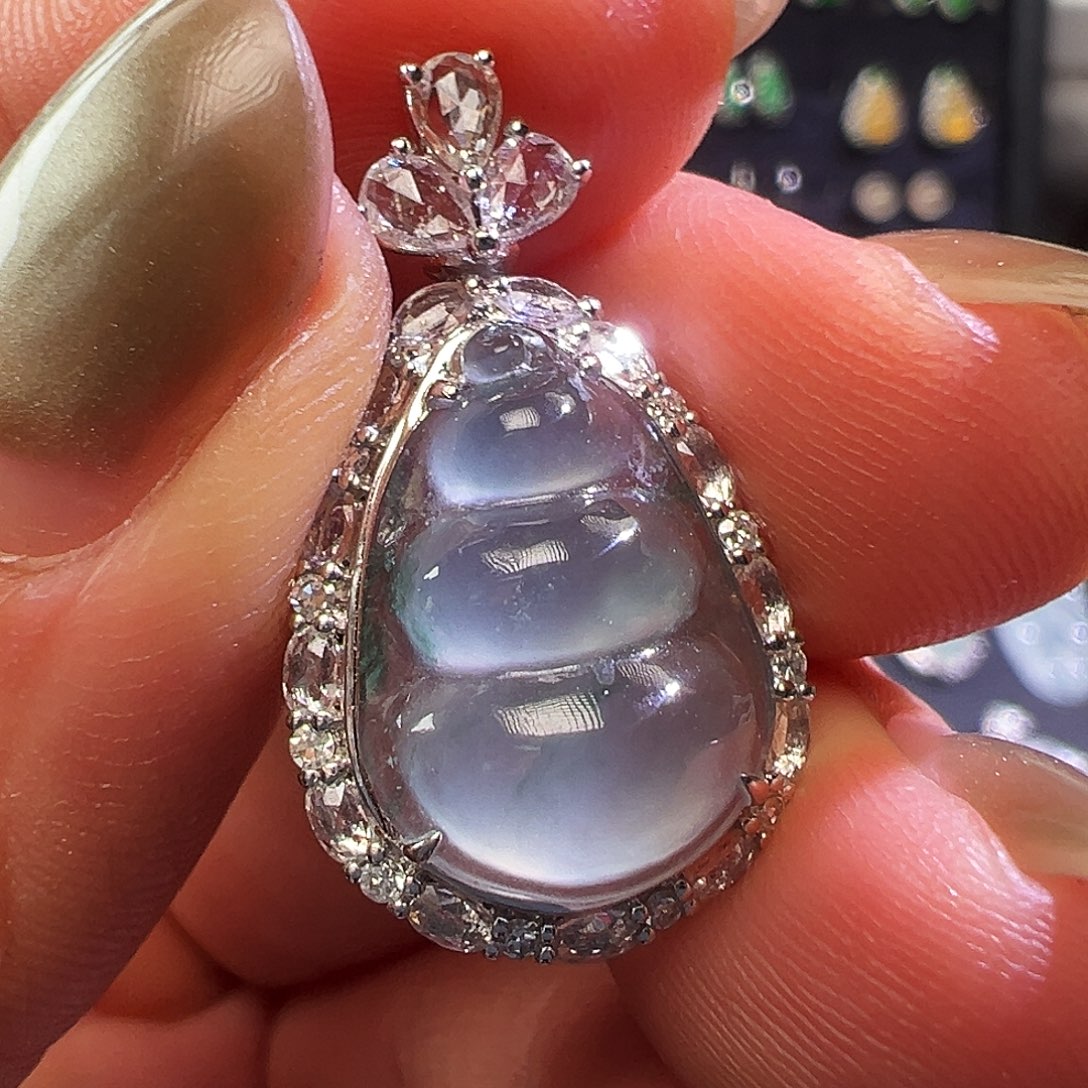 翡翠18K金镶嵌颈饰吊坠