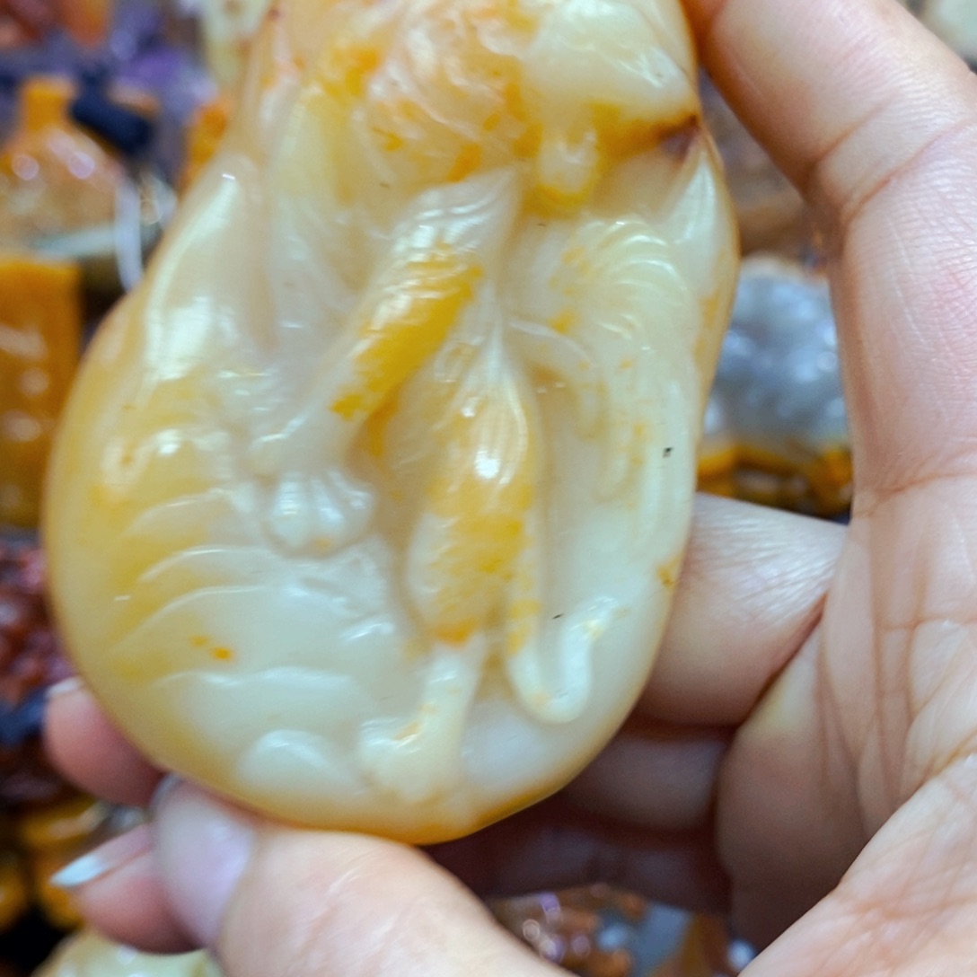未镶嵌石英质玉（黄龙玉）颈饰