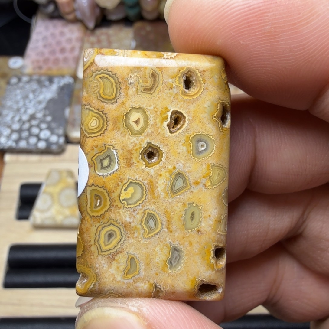 石英质玉未镶嵌纯天然色有机玉石保真色