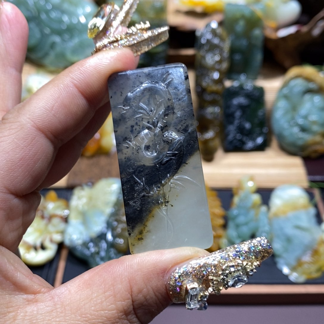 蛇纹石玉颈饰未镶嵌