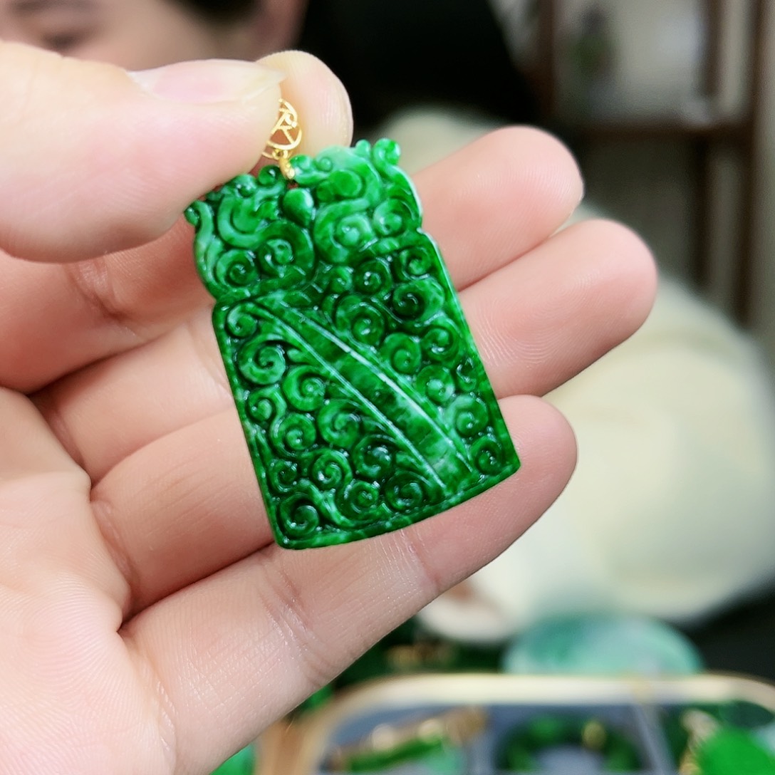 翡翠颈饰18K金镶嵌吊坠