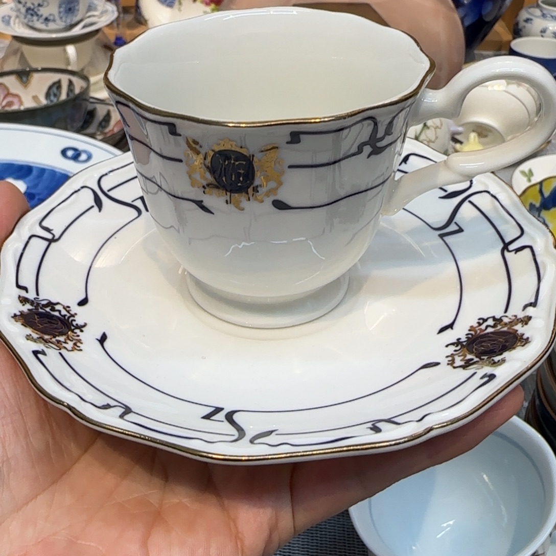 微瑕的咖啡杯里有一个小的小的