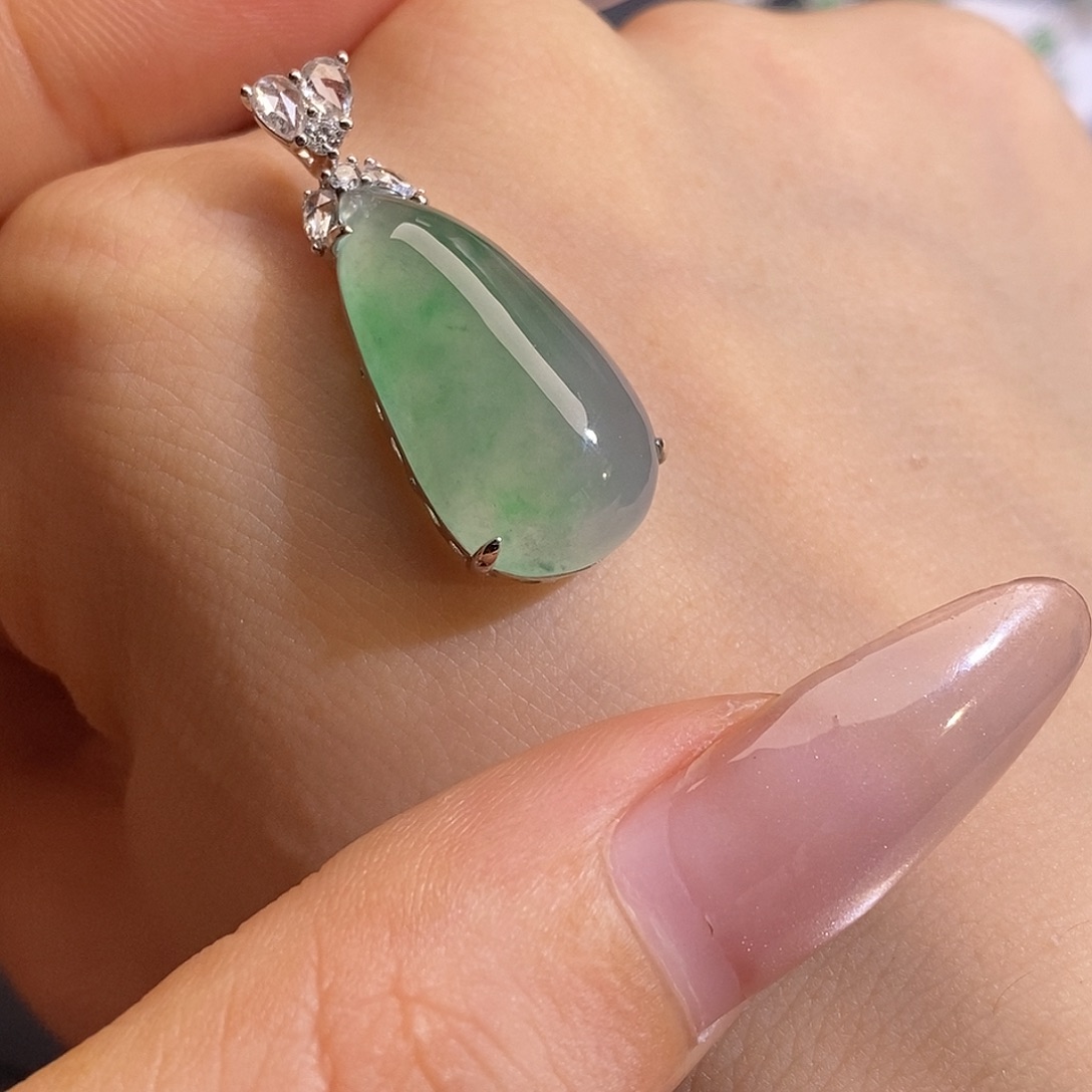 毛***鹅翡翠18K金镶嵌颈饰福瓜