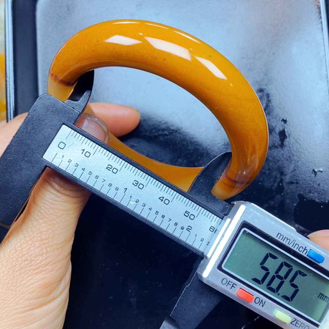 石英质玉（黄龙玉）未镶嵌颈饰