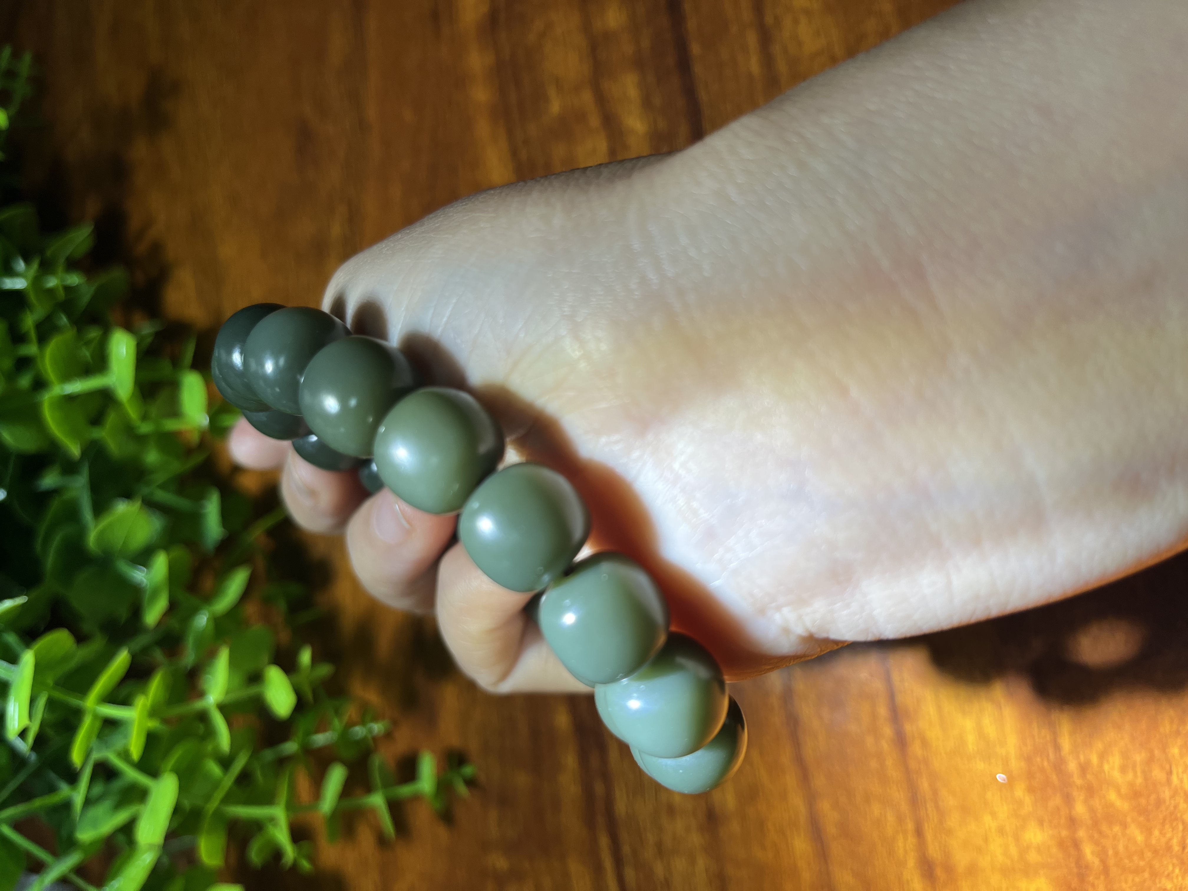 【暖玉生缘】天然和田玉格尔木青玉沙枣青色老型珠男女款手串