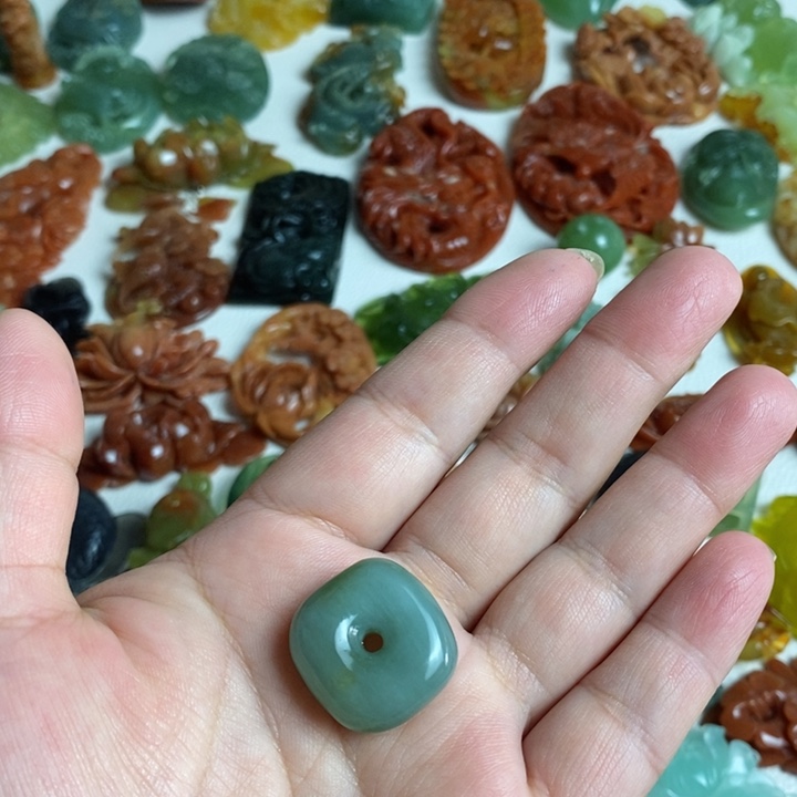 蛇纹石玉颈饰未镶嵌