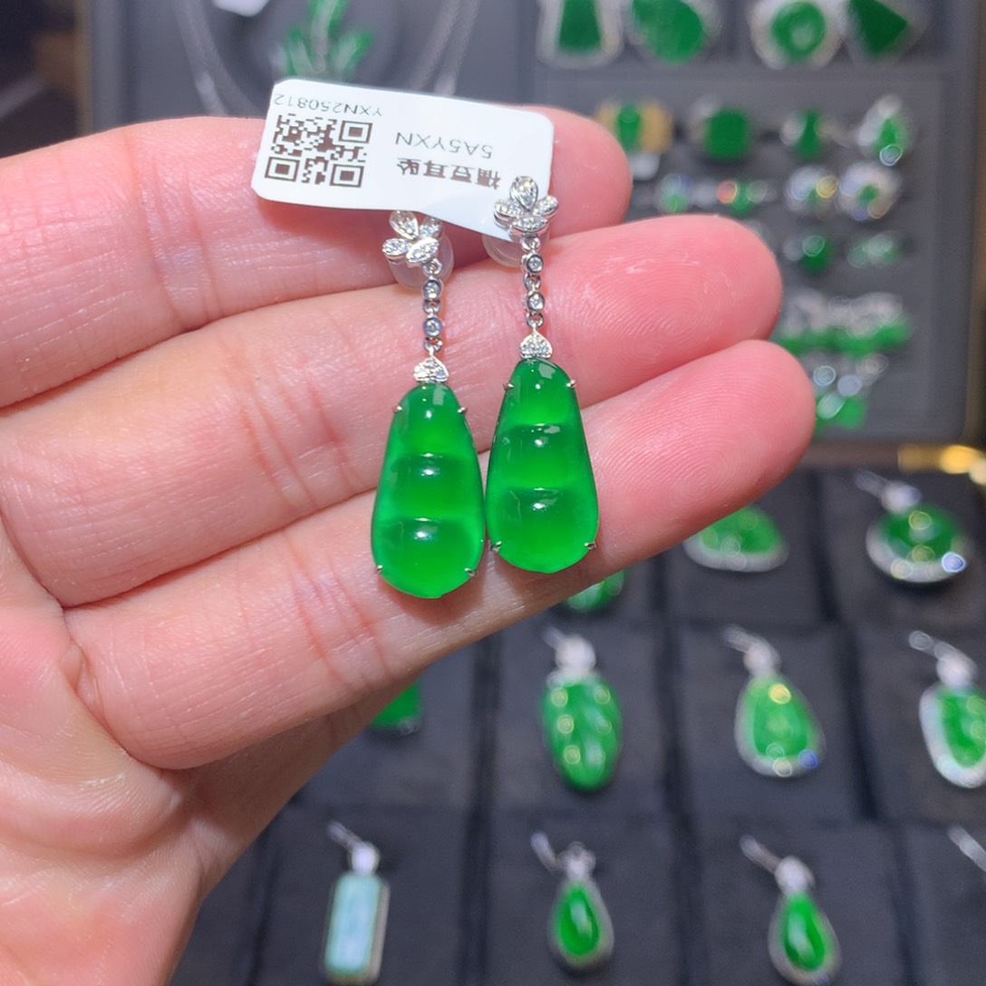 18K金镶嵌翡翠耳坠福豆