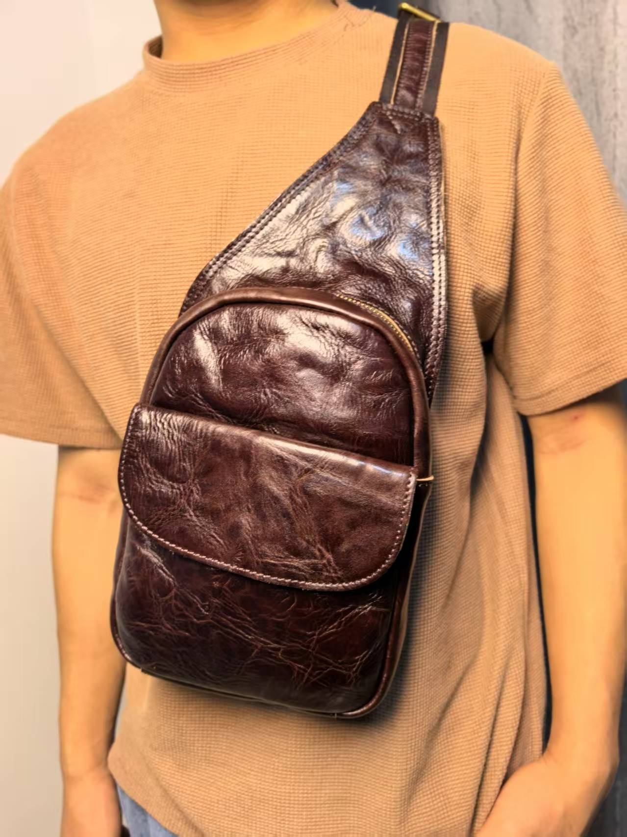 2025款植鞣头层牛皮时尚胸包男款斜挎包真皮胸包手机包收纳胸包