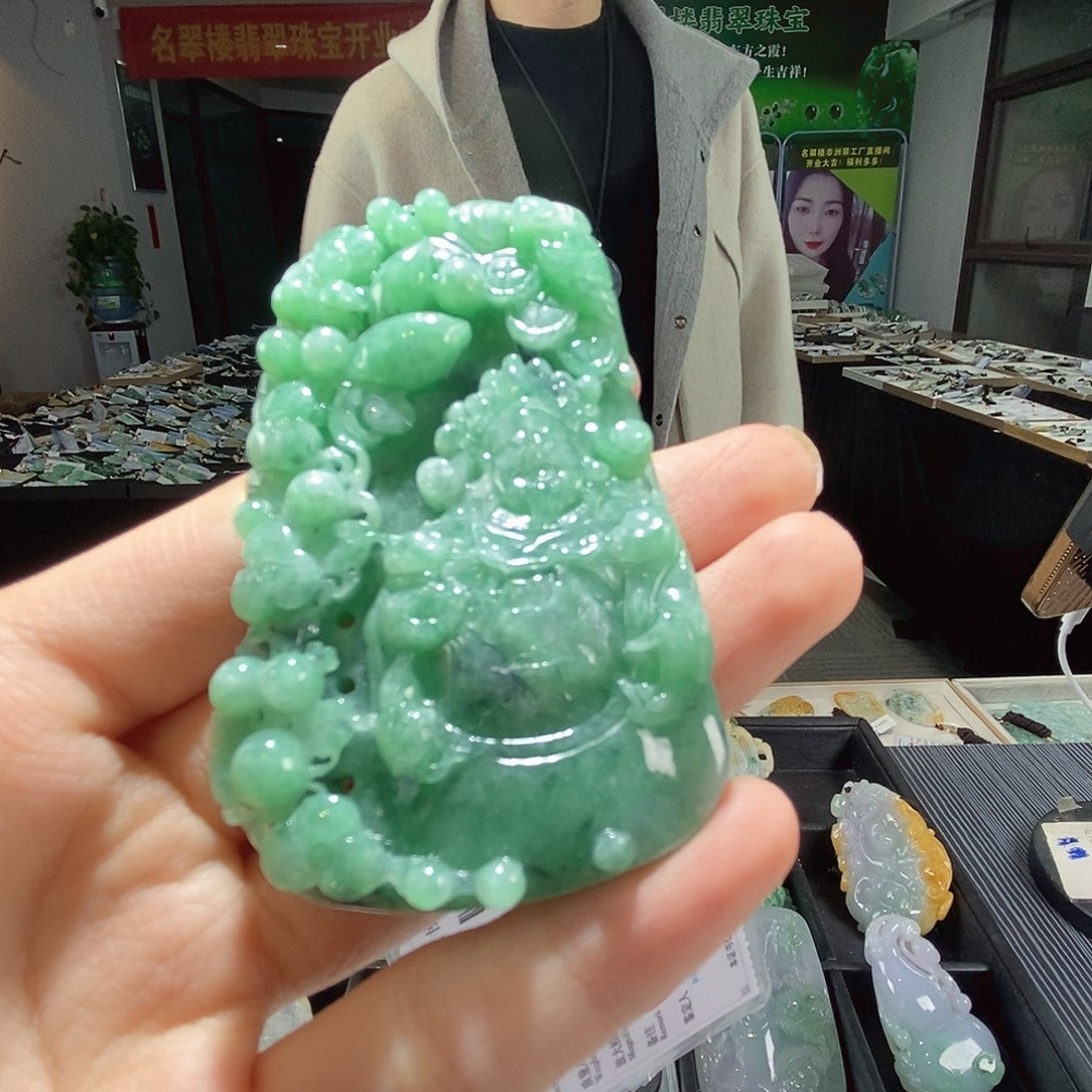 徐***衣翡翠未镶嵌颈饰翡翠