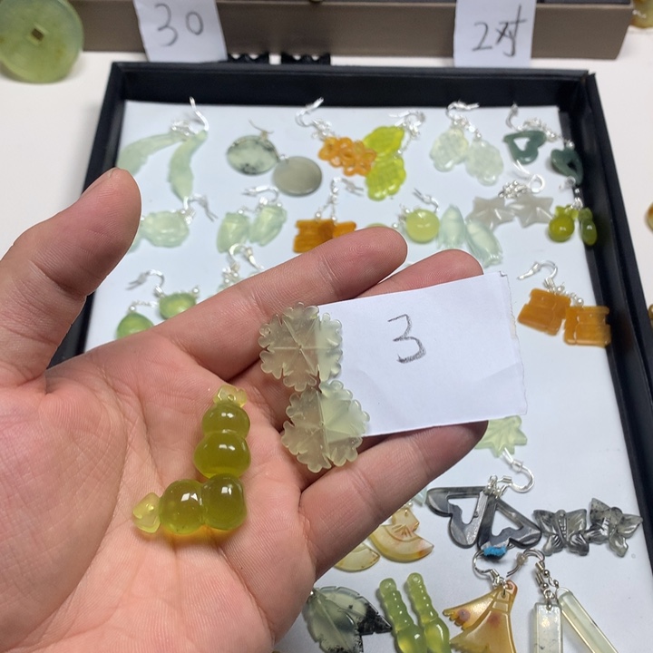 蛇纹石玉耳钉足银镀金镶嵌大***?