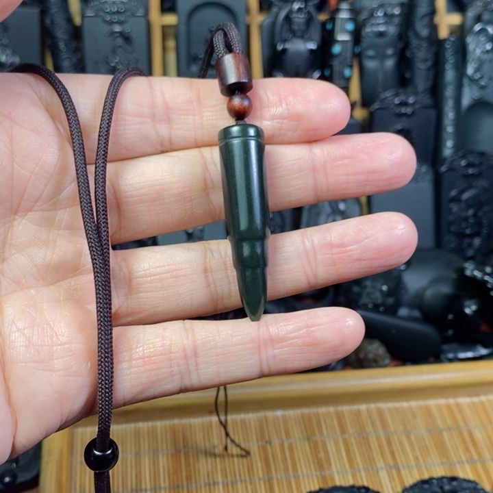 颈饰未镶嵌和田玉（青玉）