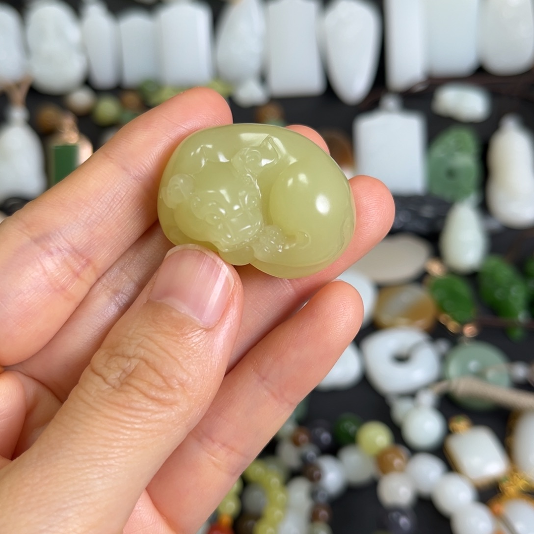 和田玉未镶嵌吊坠(赠链)