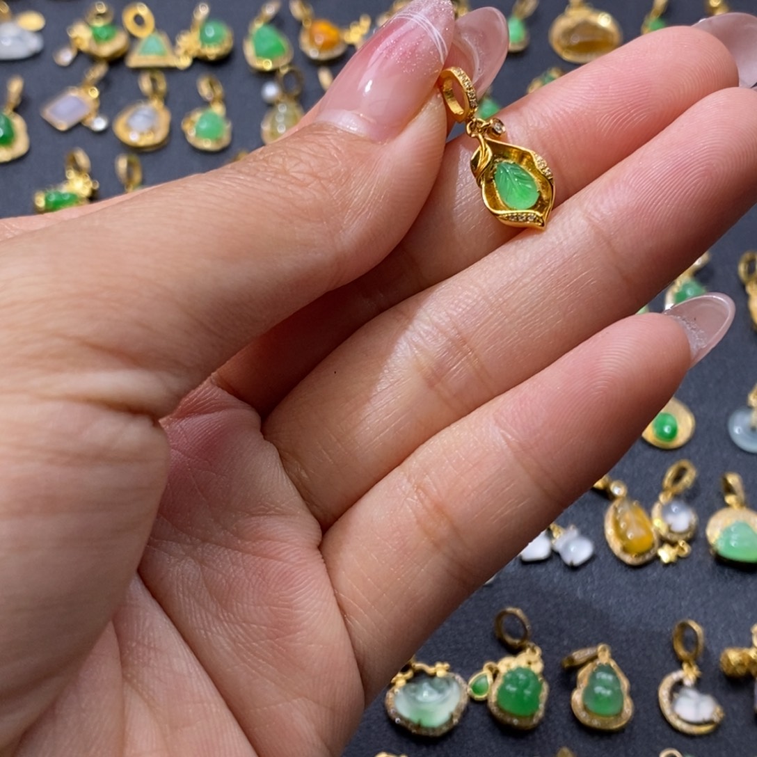 菠***蜜翡翠18K金镶嵌颈饰