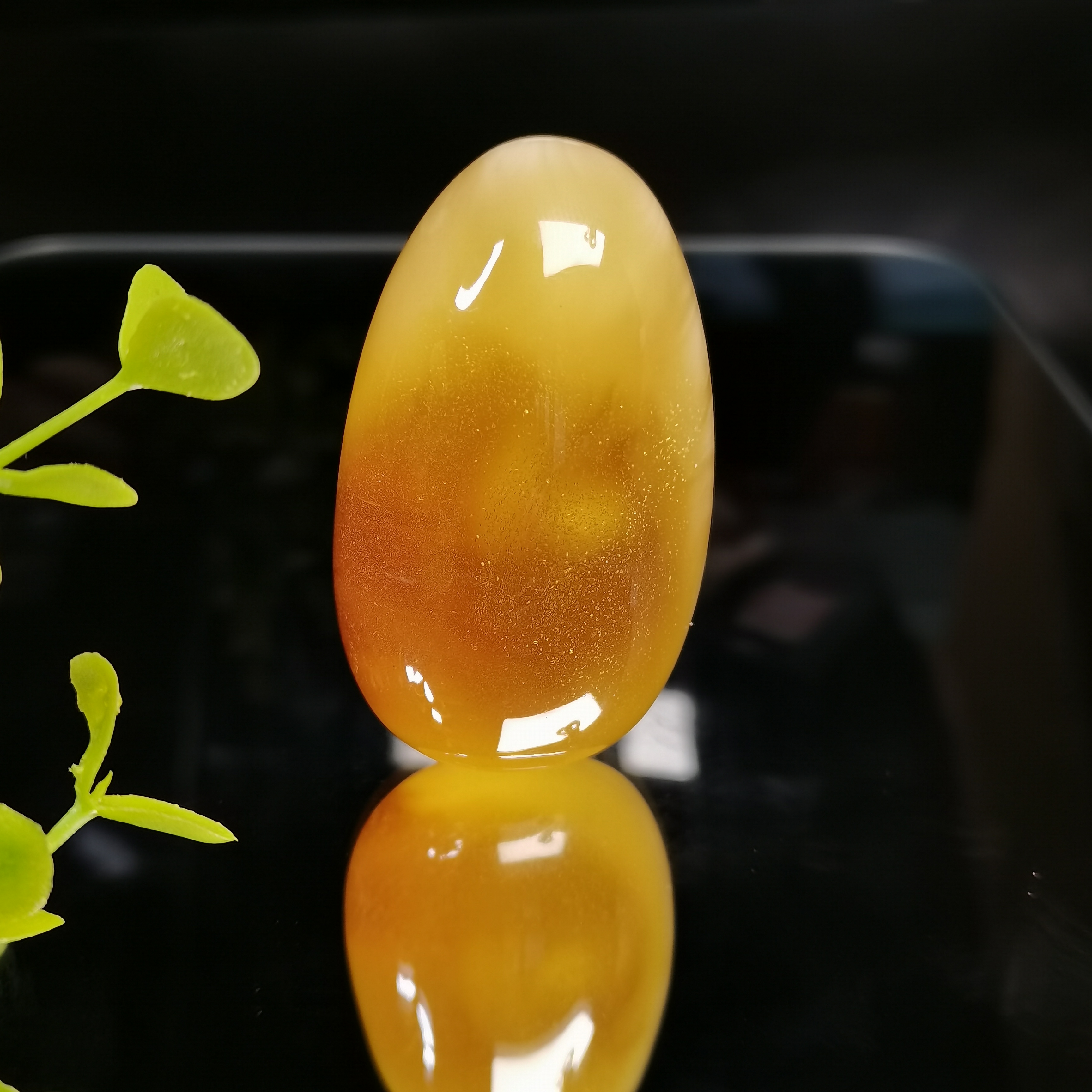 天然琥珀蜜蜡背留皮手把件水滴金沙溶洞意境款毛衣吊坠约31.04g