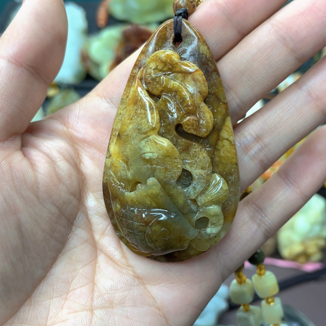 蛇纹石玉颈饰未镶嵌