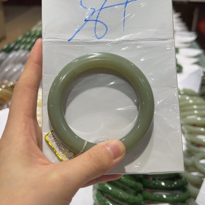 那***。和田玉未镶嵌手镯