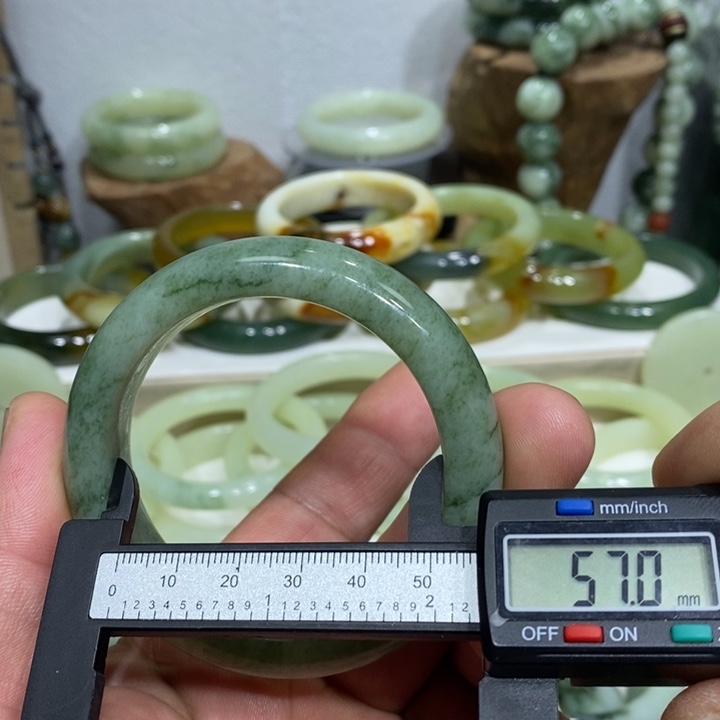 透闪石-蛇纹石玉手镯未镶嵌