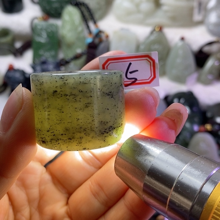 和田玉边角料未镶嵌