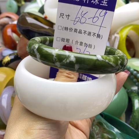 蛇纹石玉手镯未镶嵌