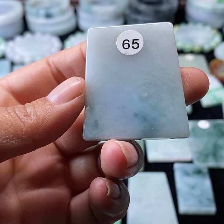 翡翠挂件未镶嵌翡翠的