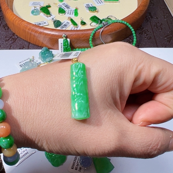 翡翠挂件18K金镶嵌翡翠