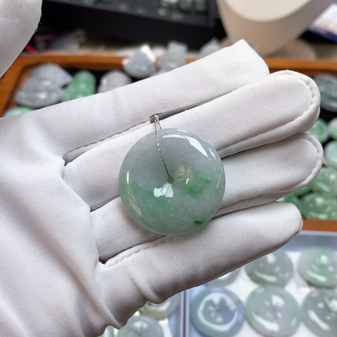 翡翠颈饰未镶嵌平安扣