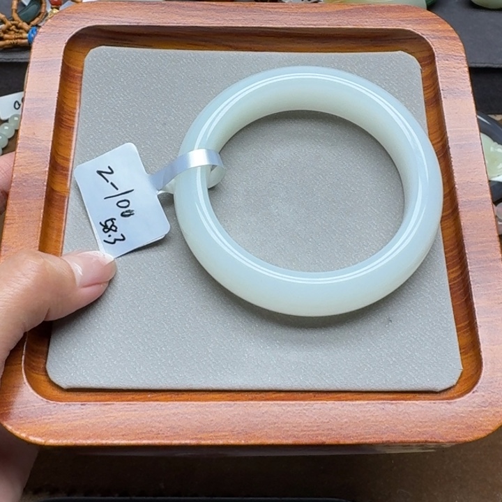 石***人和田玉未镶嵌手镯