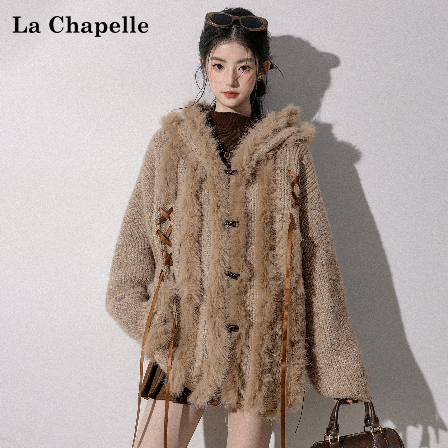 拉夏贝尔毛毛拼接连帽针织开衫女系带设计感牛角扣软糯毛衣外套潮