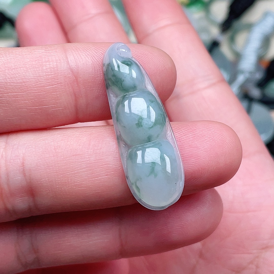 翡翠未镶嵌颈饰豆子