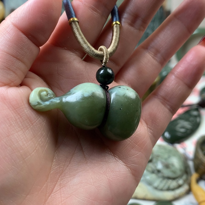 透闪石质玉挂件未镶嵌