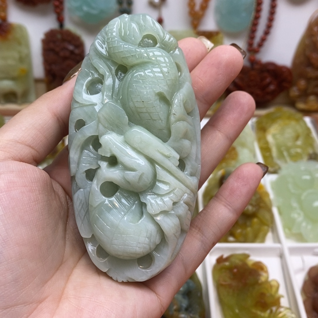 蛇纹石玉未镶嵌颈饰