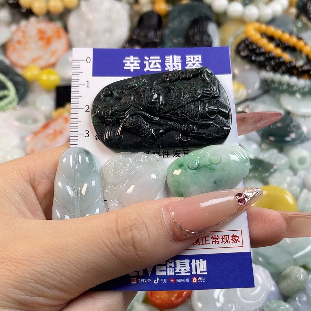 翡翠未镶嵌颈饰hhh