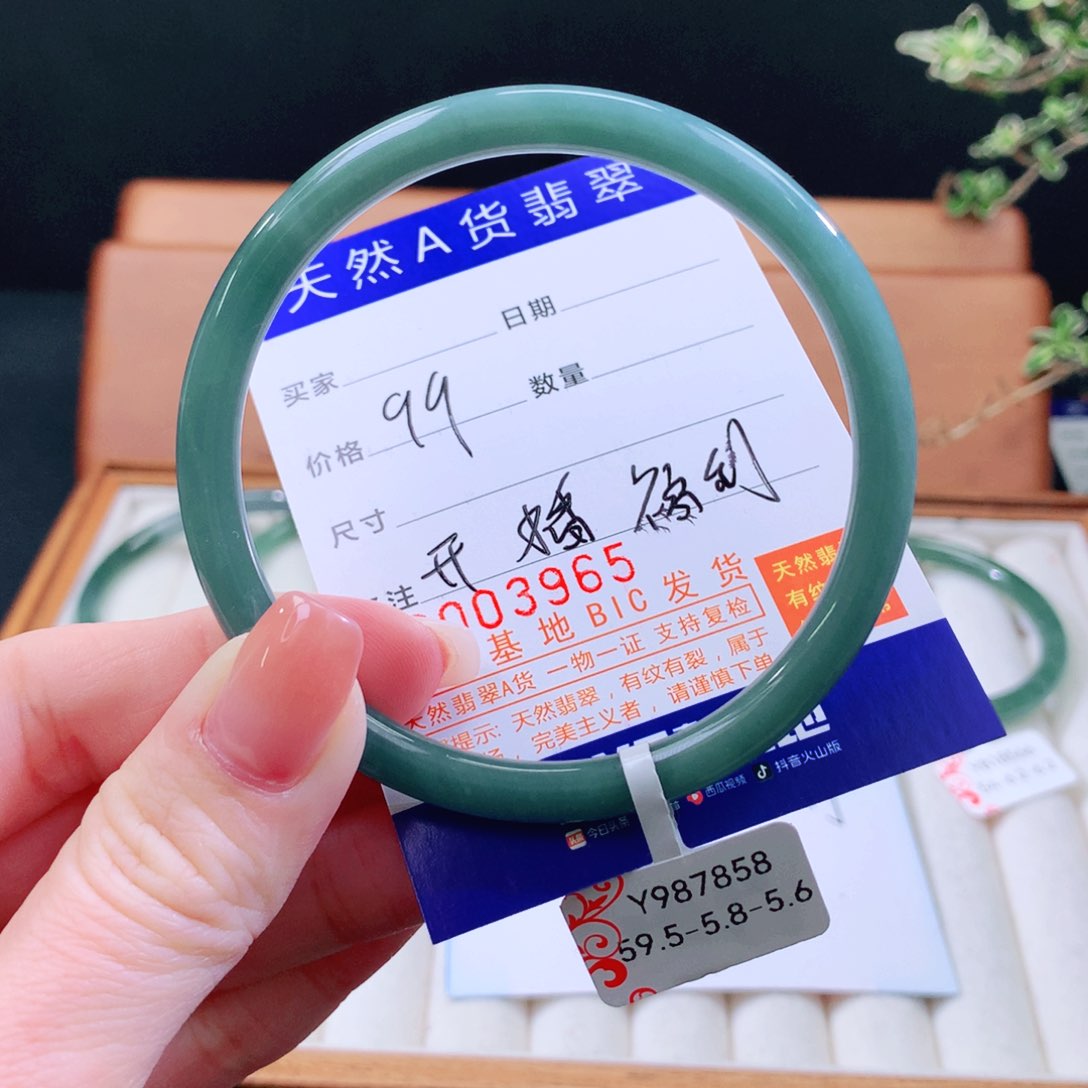 翡翠手镯未镶嵌天然