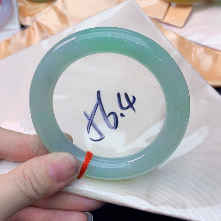 翡翠手镯未镶嵌翡翠手镯