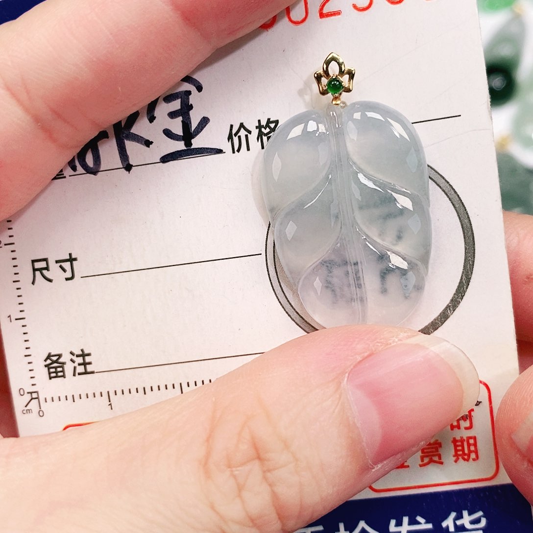翡翠18K金镶嵌颈饰吊坠