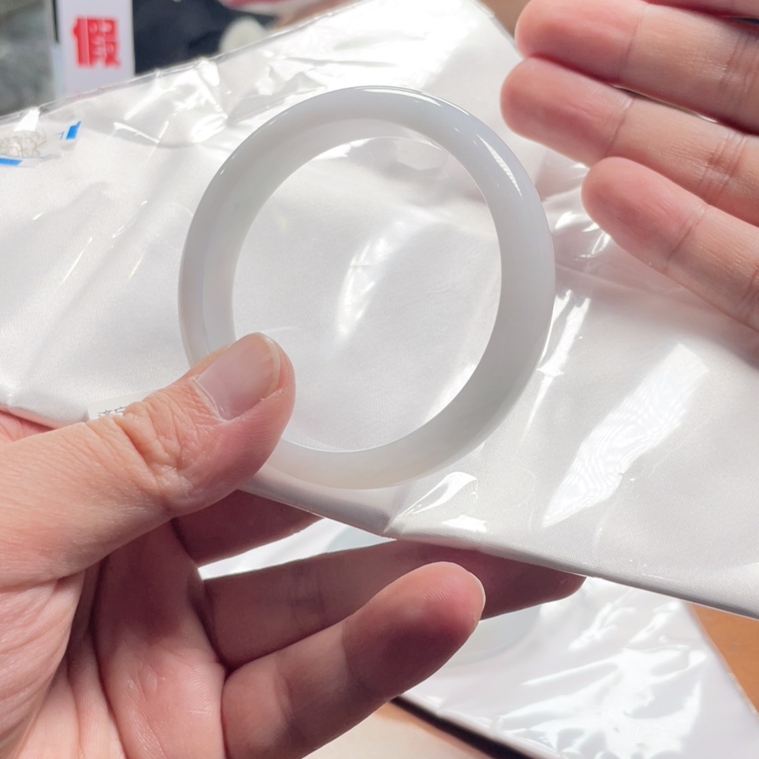 翡翠手镯未镶嵌翡翠手镯