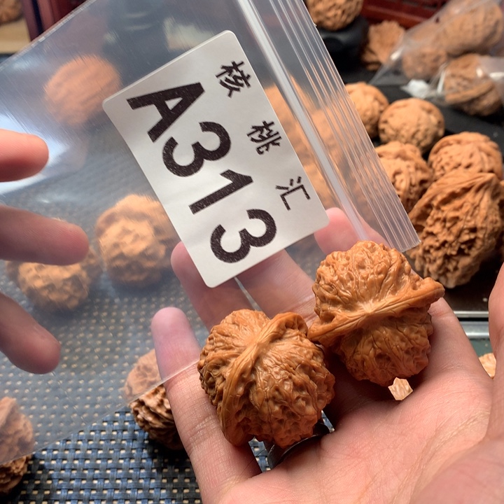 文玩核桃吊坠血麒麟