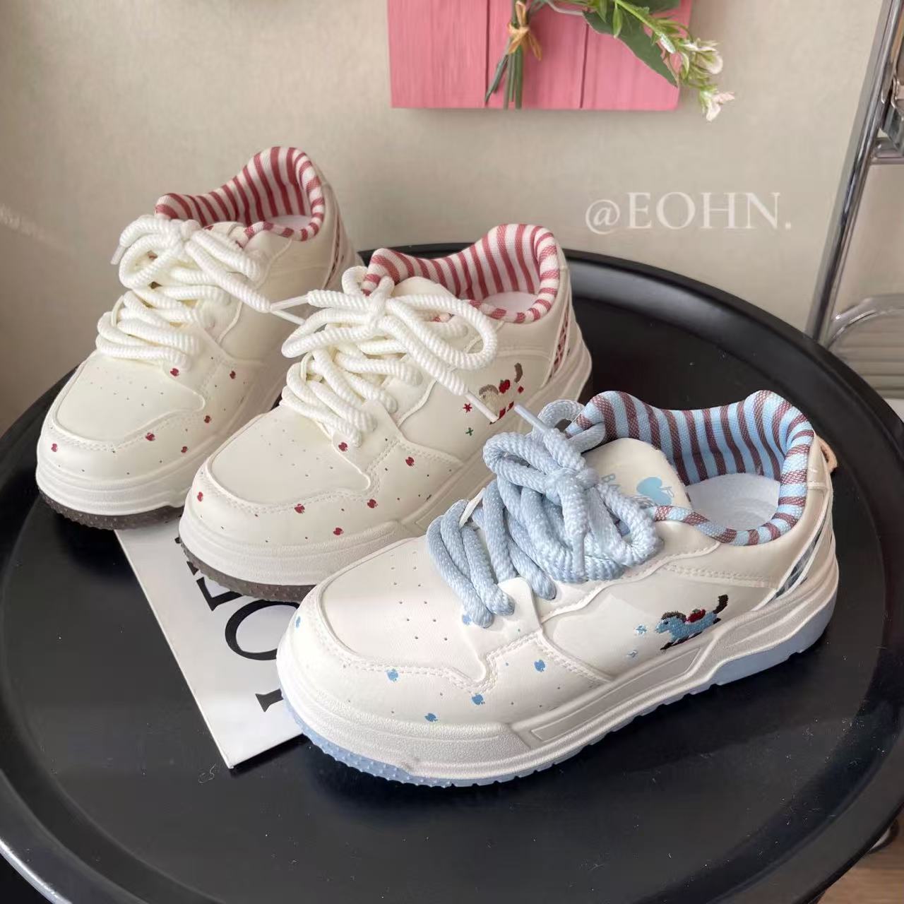 【eohn】2026春季新款皮面休闲百搭板鞋马年新款小马刺绣日常轻便款