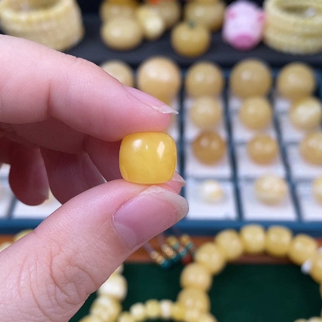 "***"蜜蜡未镶嵌珠宝奇石