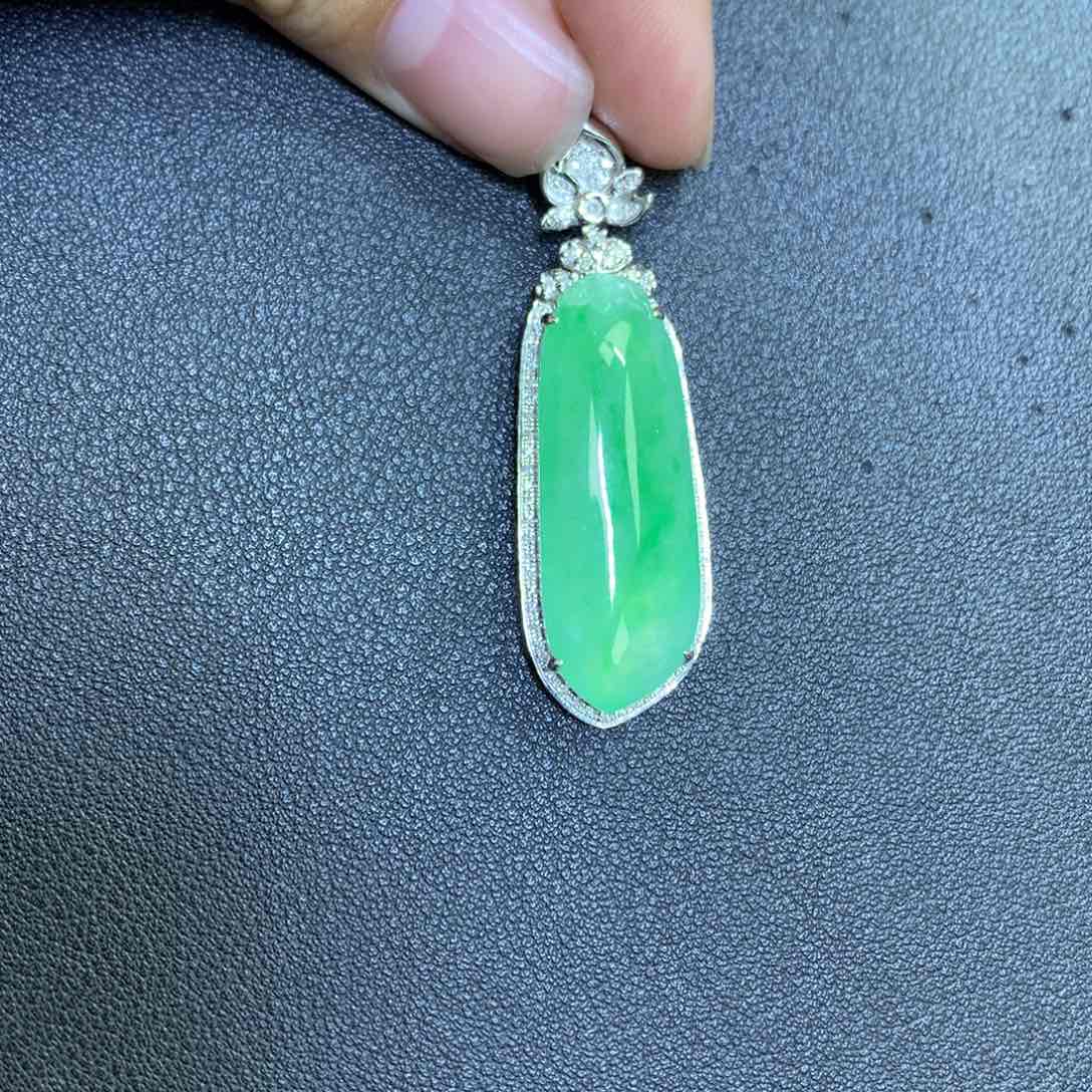 翡翠颈饰18K金镶嵌翡翠