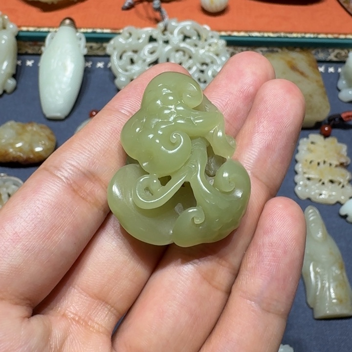 和田玉未镶嵌颈饰诸***荡