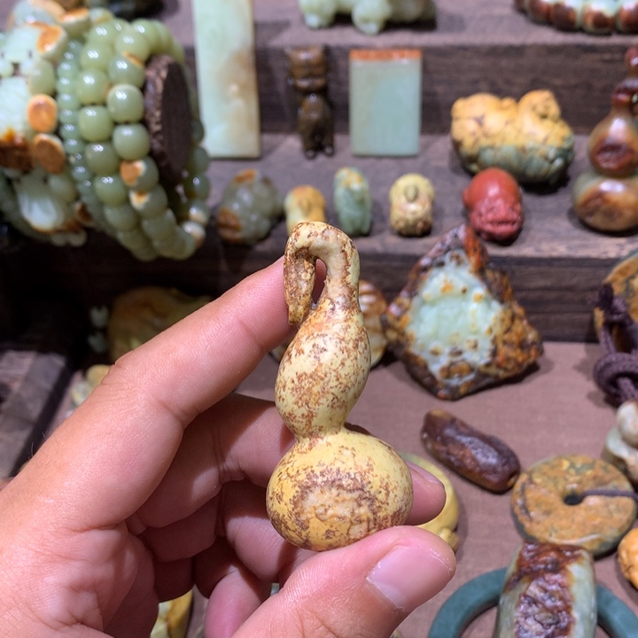 未镶嵌岫岩河磨玉（透闪石质玉）挂件