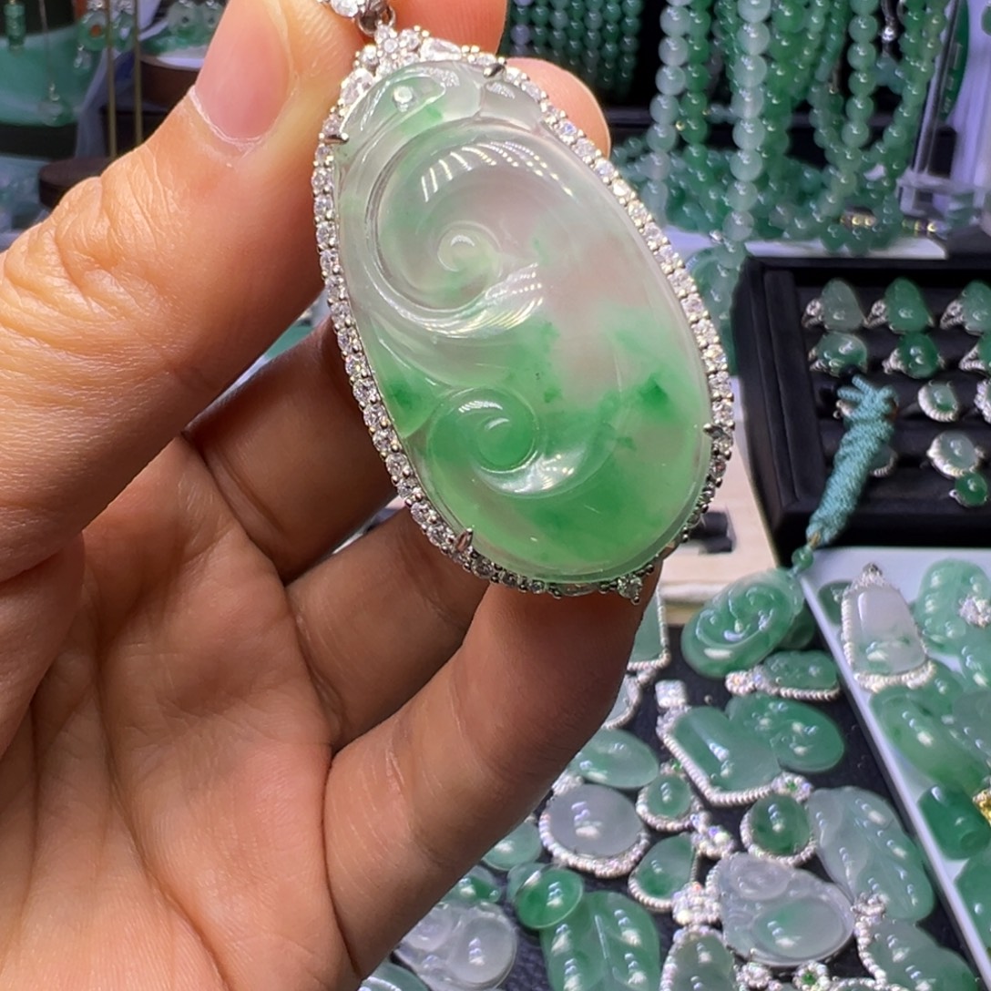 不***财石英质玉（非洲翠）未镶嵌颈饰