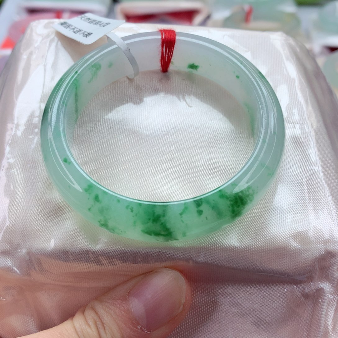 翡翠手镯未镶嵌 52.2 辣绿花 无包容