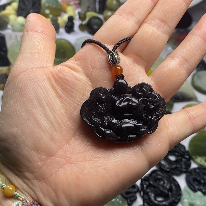 蛇纹石玉颈饰合金