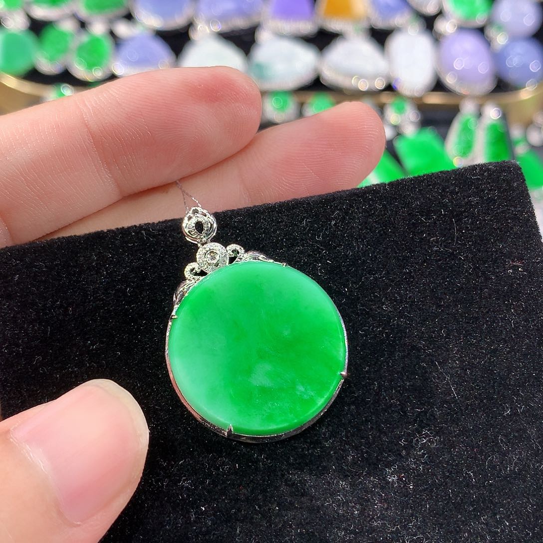 翡翠18K金镶嵌颈饰