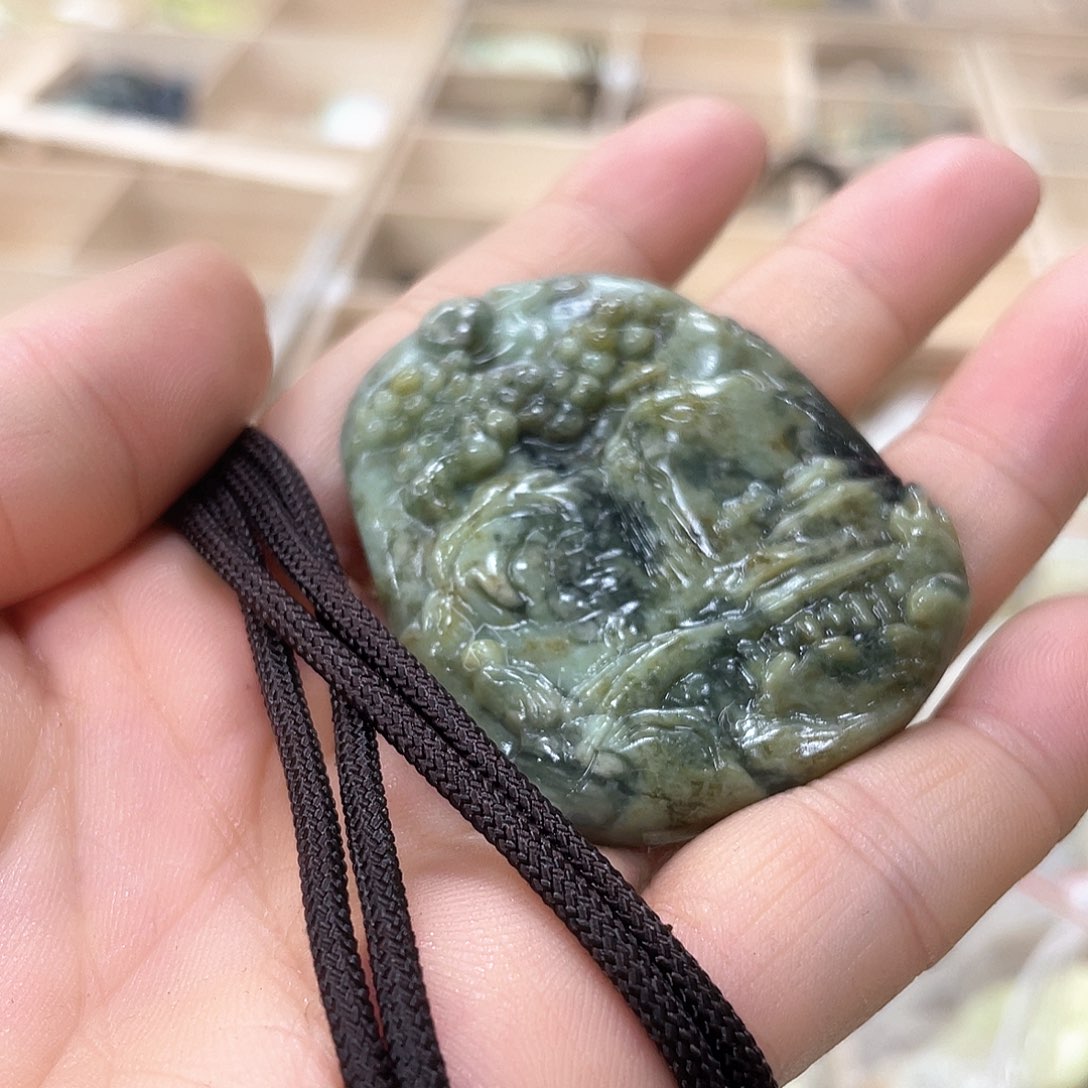 蛇纹石玉颈饰未镶嵌水**蓝