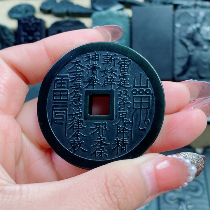 和田玉（青玉）颈饰未镶嵌双面雕刻